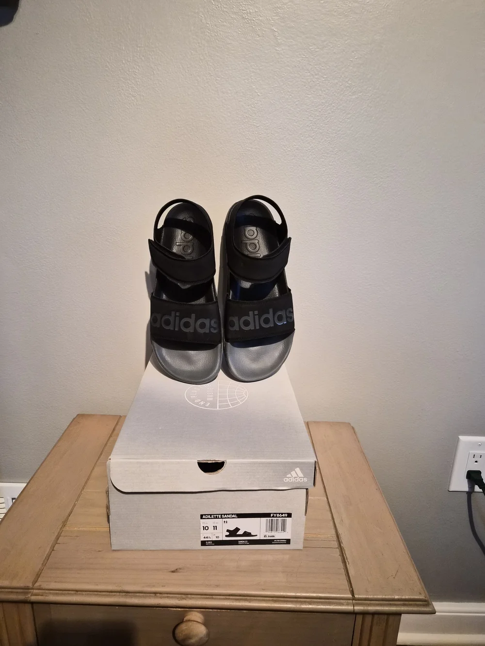 Adidas MENS Size 10 Black & Gray Strap Slide Sandals